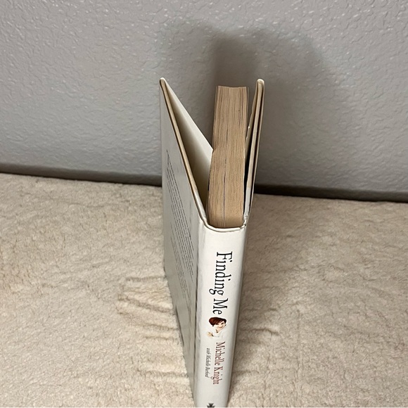 Finding Me : A Decade of Darkness, a Life Reclaimed: a Memoir - Picture 3 of 10